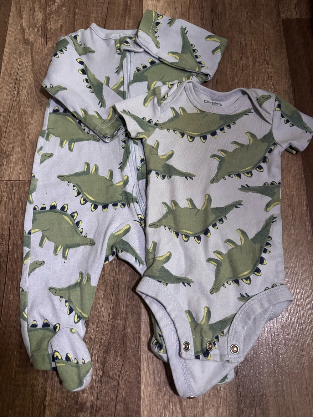 Carter's Light Gray and Green Dinosaur Sleep Set 033